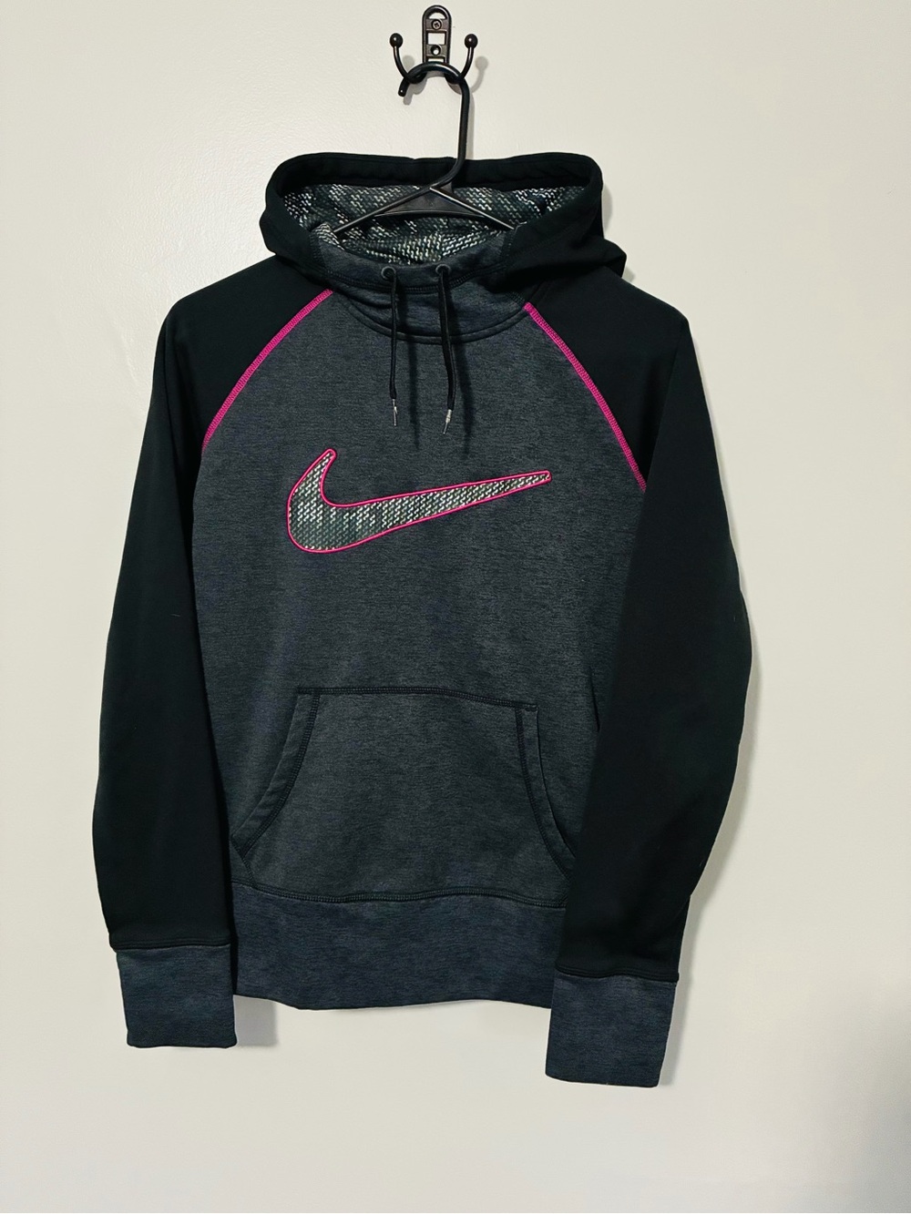 Nike therma fit women’s small hoodie